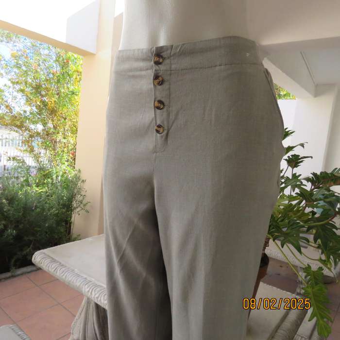 REAL Fresh moss green linen-viscose straight legged pants. Size 38.