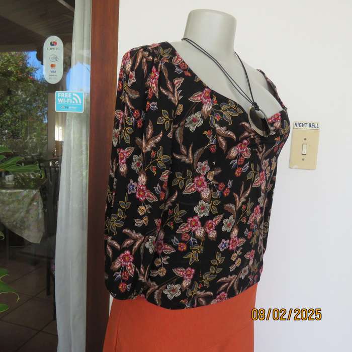 FOSHINI stretch rayon cropped slip over black floral top size 36.