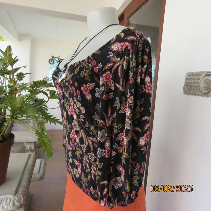 FOSHINI stretch rayon cropped slip over black floral top size 36.