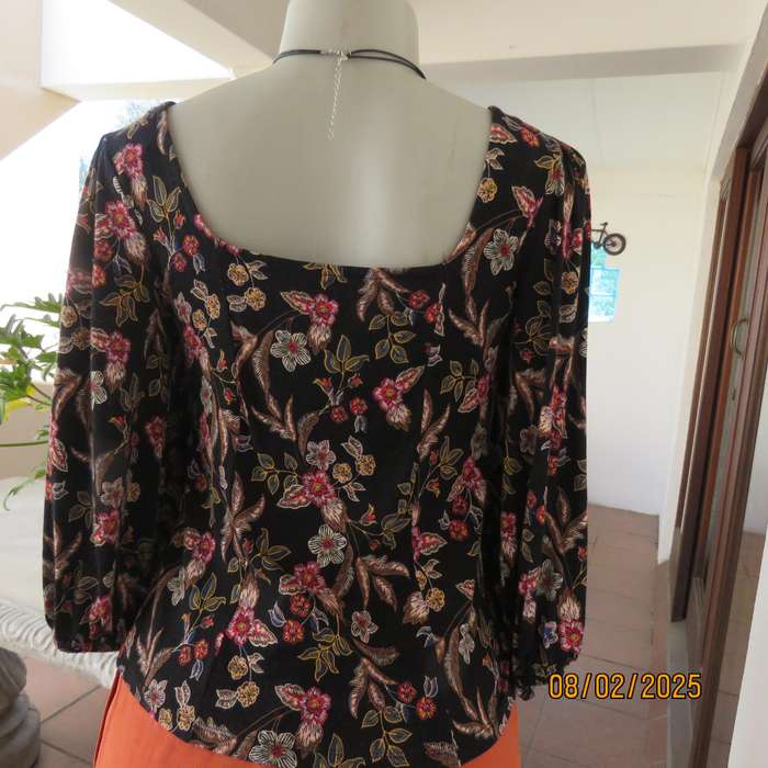 FOSHINI stretch rayon cropped slip over black floral top size 36.