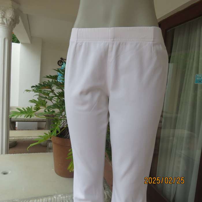 WOOLWORTHS white comfy cotton stretch bootlegged pants. Size 34. Elasticated waist. As new cond.