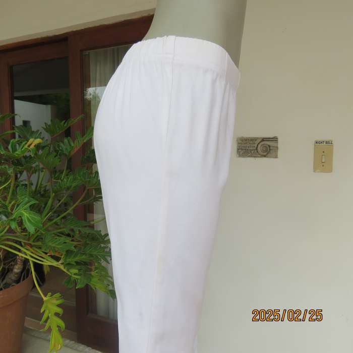 WOOLWORTHS white comfy cotton stretch bootlegged pants. Size 34. Elasticated waist. As new cond.
