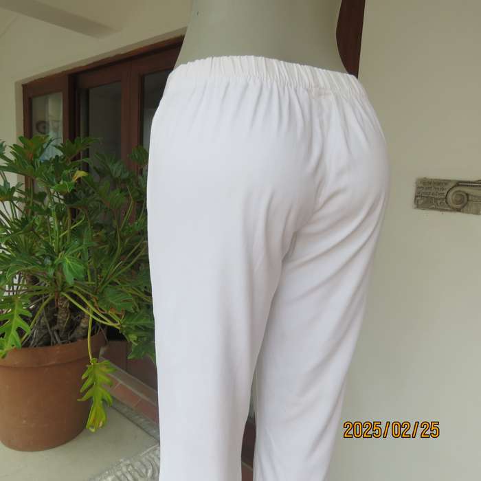 WOOLWORTHS white comfy cotton stretch bootlegged pants. Size 34. Elasticated waist. As new cond.