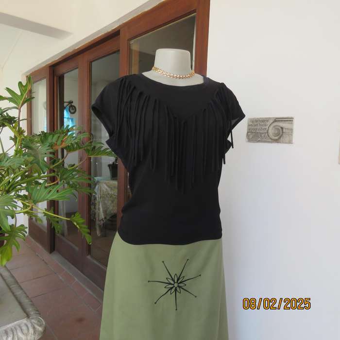 FASHION EXPRESS very black slip over V fringed front top size 38.