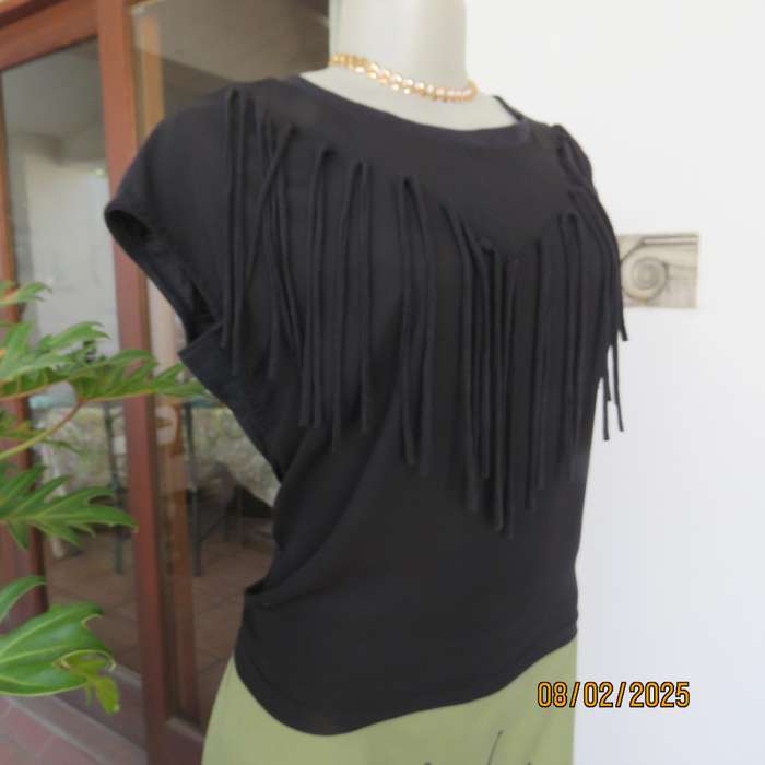 FASHION EXPRESS very black slip over V fringed front top size 38.