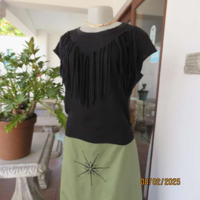 FASHION EXPRESS very black slip over V fringed front top size 38.