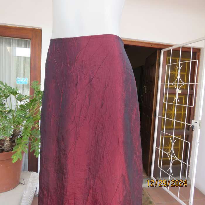 Luxury shiny creased poly/satin long lined skirt in A-Line. Bandless/back zip. Size 36. New cond.