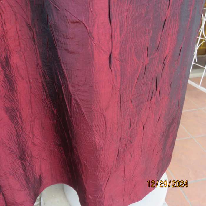 Luxury shiny creased poly/satin long lined skirt in A-Line. Bandless/back zip. Size 36. New cond.