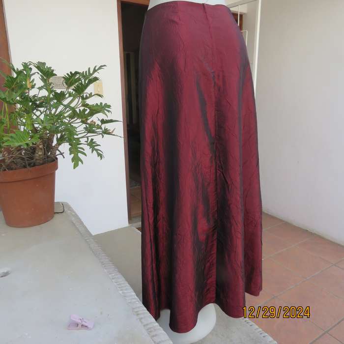 Luxury shiny creased poly/satin long lined skirt in A-Line. Bandless/back zip. Size 36. New cond.