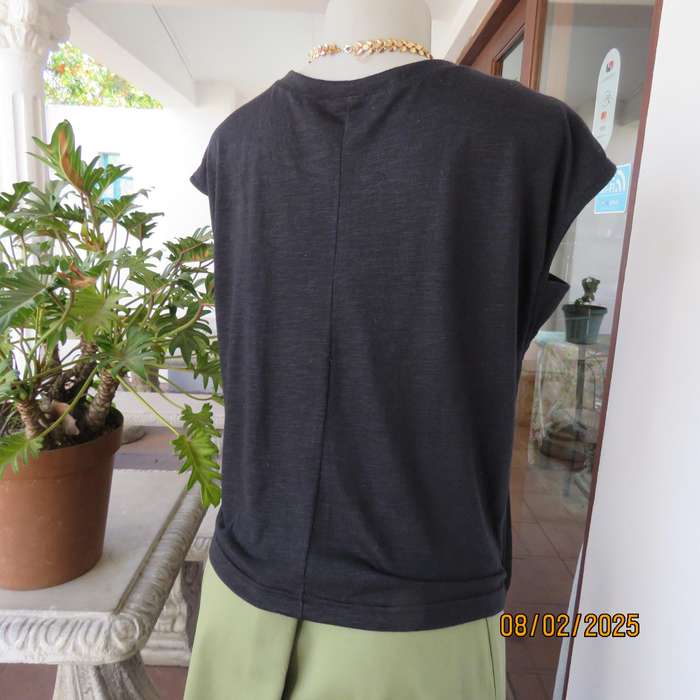 FASHION EXPRESS very black slip over V fringed front top size 38.