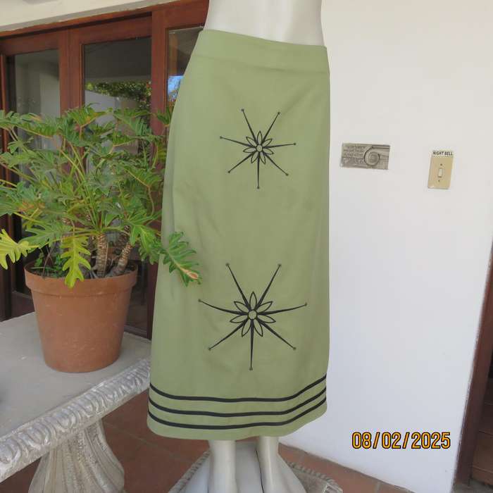 JUDY'S Pride pickle green a-line textured polyester size 40 skirt Black embroidery.