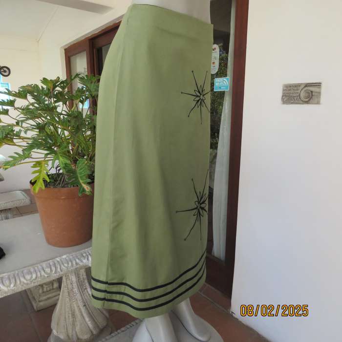JUDY'S Pride pickle green a-line textured polyester size 40 skirt Black embroidery.