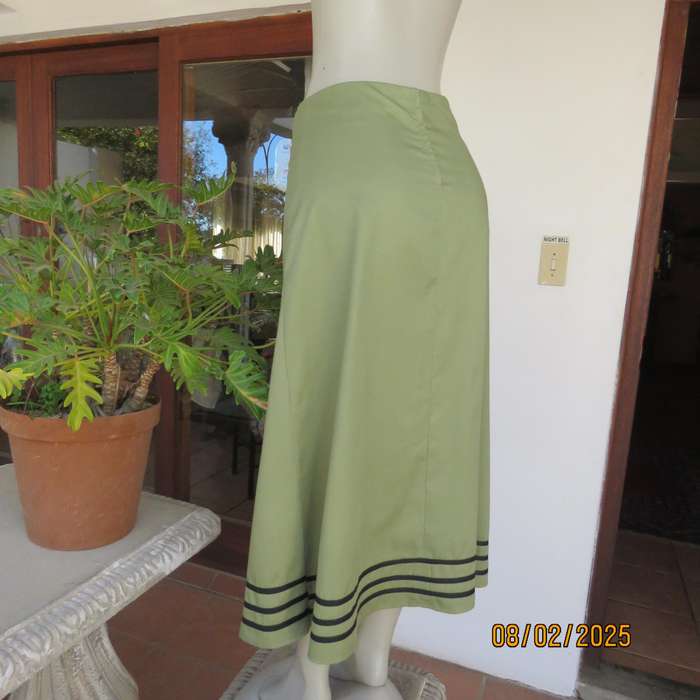 JUDY'S Pride pickle green a-line textured polyester size 40 skirt Black embroidery.