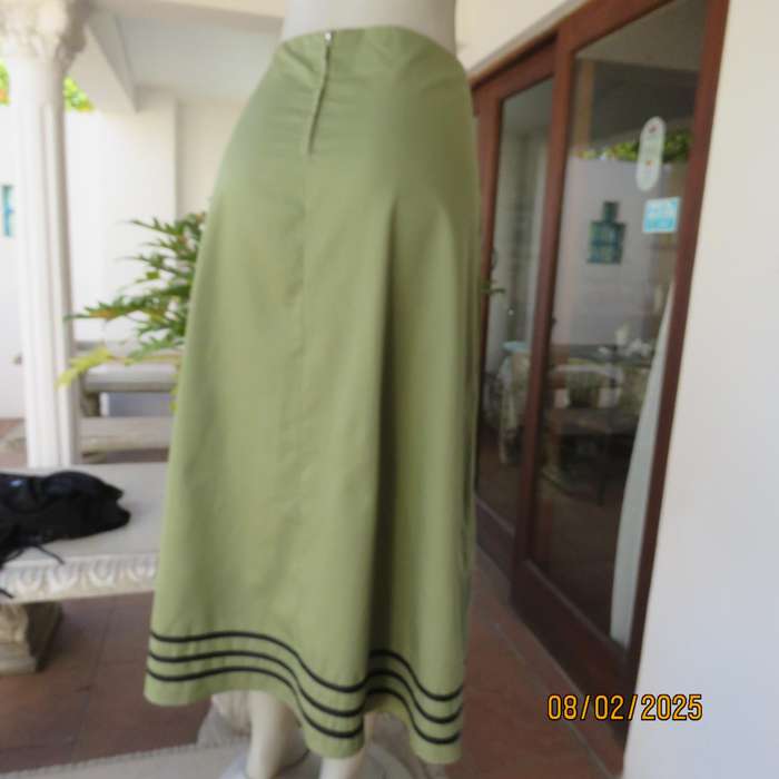JUDY'S Pride pickle green a-line textured polyester size 40 skirt Black embroidery.