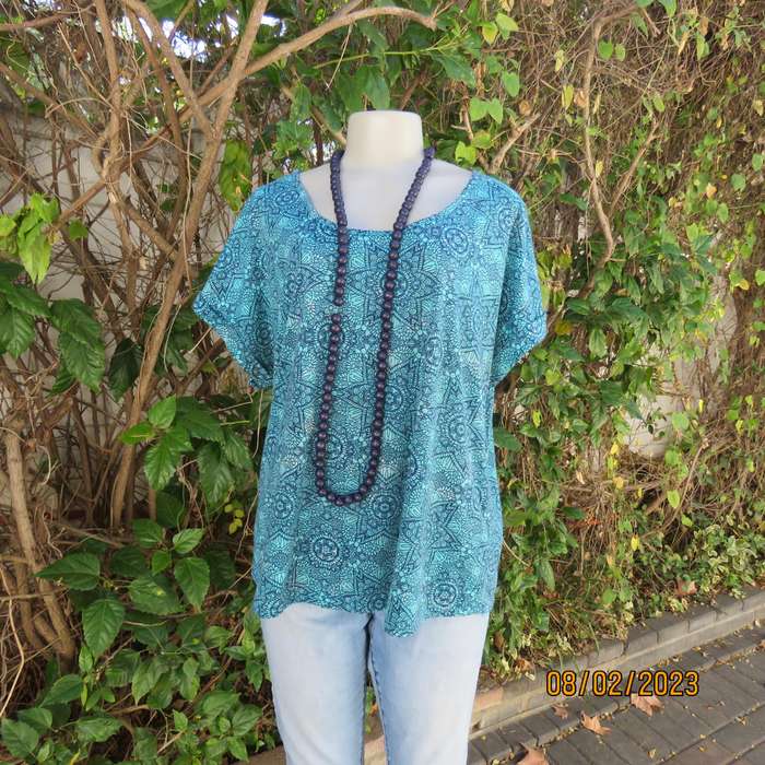 Jade geometric print slip over size 44 top with small cut-on sleeves.