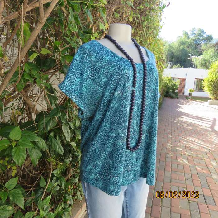 Jade geometric print slip over size 44 top with small cut-on sleeves.