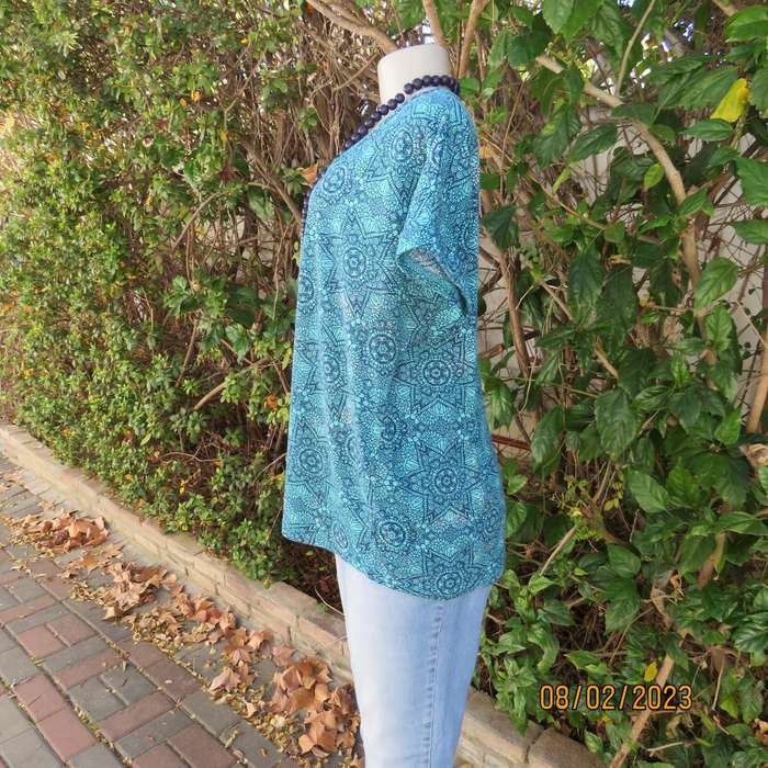 Jade geometric print slip over size 44 top with small cut-on sleeves.