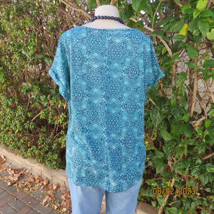 Jade geometric print slip over size 44 top with small cut-on sleeves.