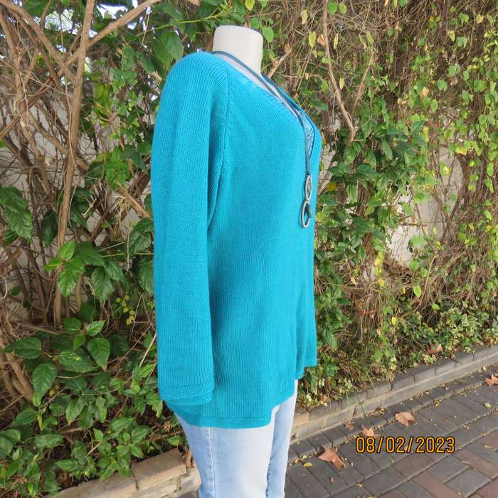 Turquoise handknitted acrylic yarn pull over cardigan with V neck. Size 44-46