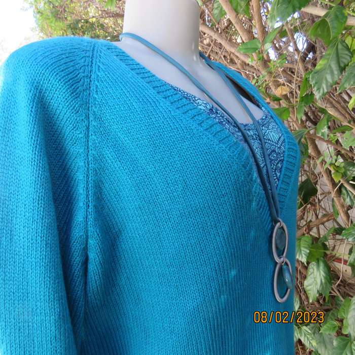 Turquoise handknitted acrylic yarn pull over cardigan with V neck. Size 44-46