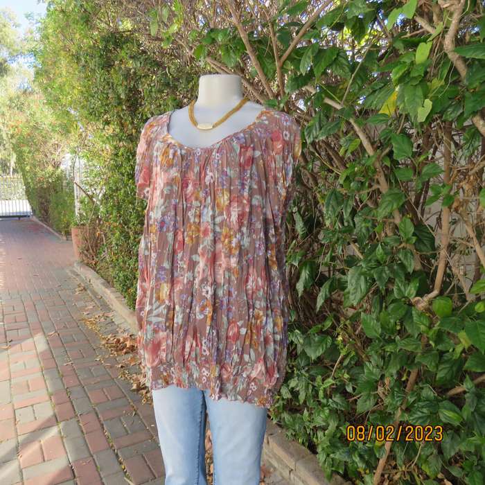 Permanent vertical crinkled scooped neck top in light brown-pink-gold-blue flowers. Size 48-50