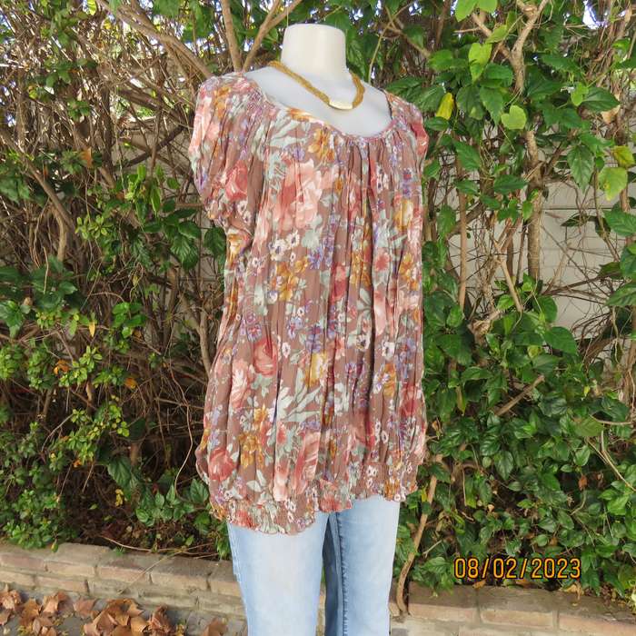 Permanent vertical crinkled scooped neck top in light brown-pink-gold-blue flowers. Size 48-50