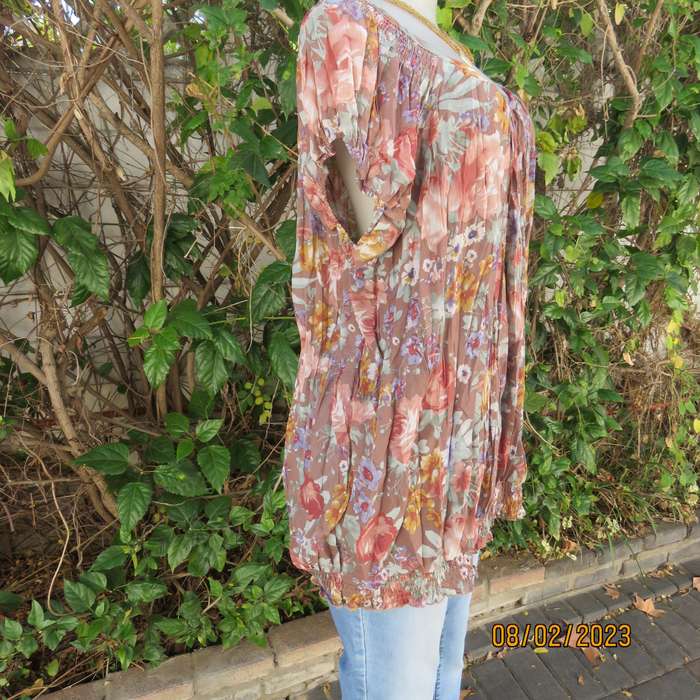 Permanent vertical crinkled scooped neck top in light brown-pink-gold-blue flowers. Size 48-50