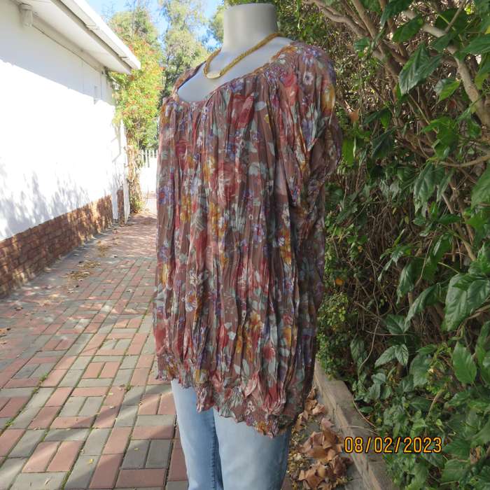 Permanent vertical crinkled scooped neck top in light brown-pink-gold-blue flowers. Size 48-50