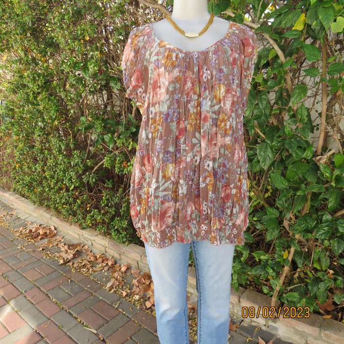 Permanent vertical crinkled scooped neck top in light brown-pink-gold-blue flowers. Size 48-50