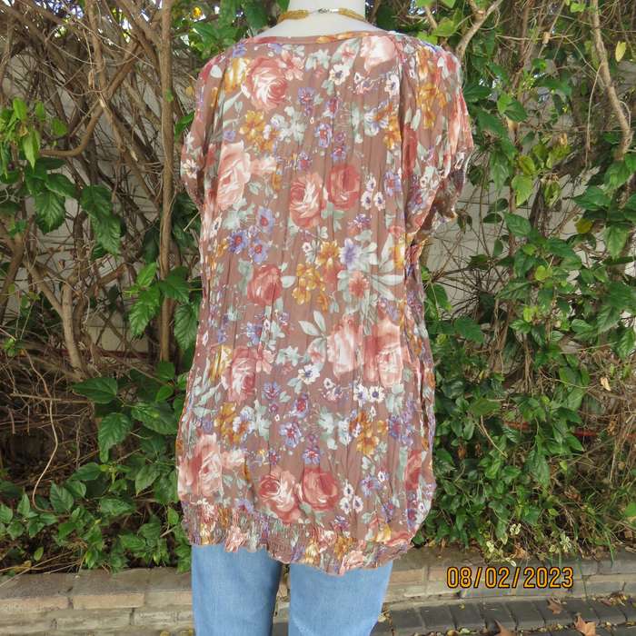 Permanent vertical crinkled scooped neck top in light brown-pink-gold-blue flowers. Size 48-50