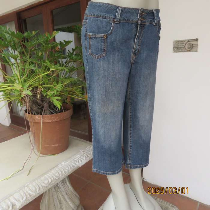 CHARTER CLUB blue denim cropped jeans. Size 38. Five front pockets. Two at back.Cotton stretch.