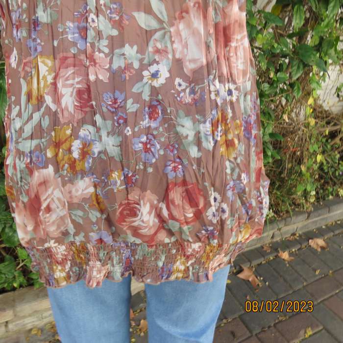 Permanent vertical crinkled scooped neck top in light brown-pink-gold-blue flowers. Size 48-50