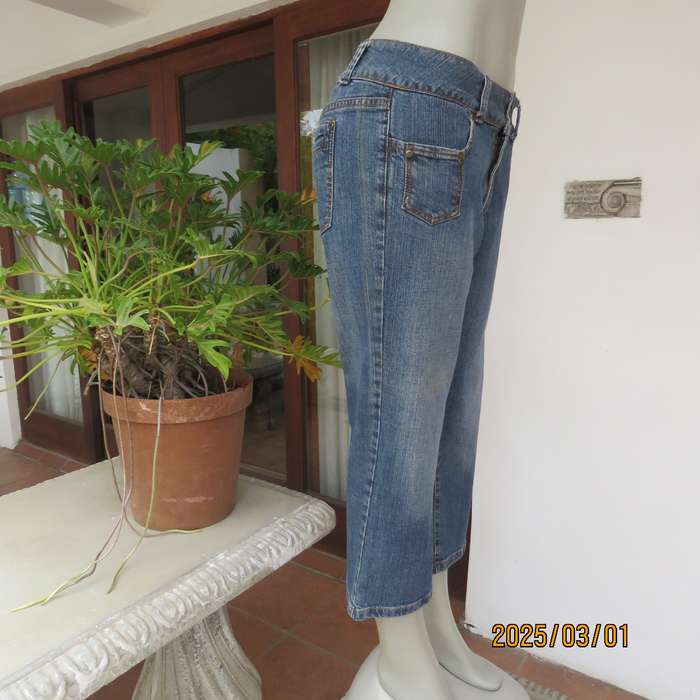 CHARTER CLUB blue denim cropped jeans. Size 38. Five front pockets. Two at back.Cotton stretch.