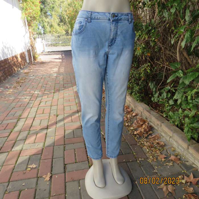 RE Boyfriend blue denim skinny leg jeans in stretch polycotton. Size 40