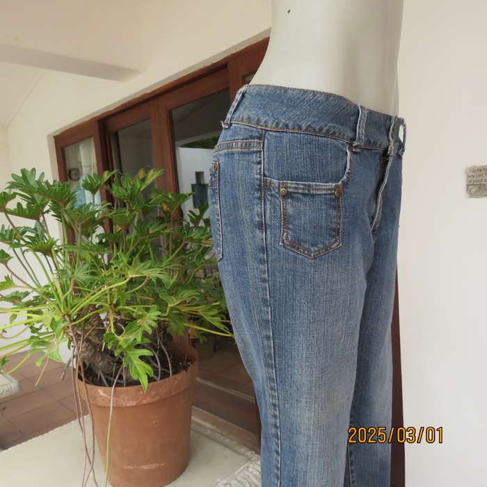CHARTER CLUB blue denim cropped jeans. Size 38. Five front pockets. Two at back.Cotton stretch.