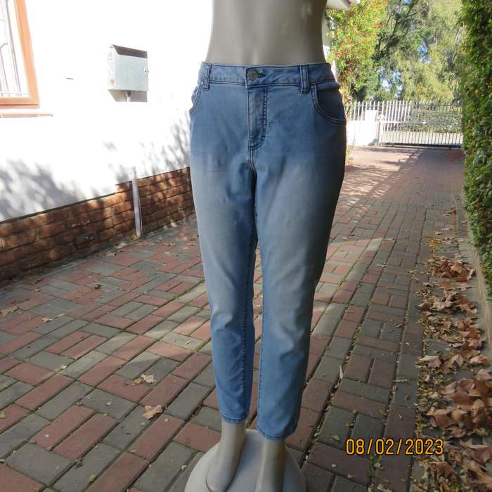 RE Boyfriend blue denim skinny leg jeans in stretch polycotton. Size 40