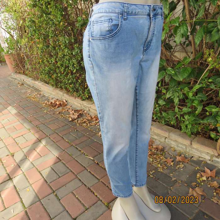RE Boyfriend blue denim skinny leg jeans in stretch polycotton. Size 40