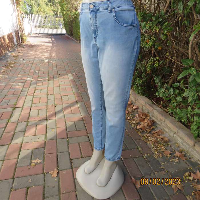 RE Boyfriend blue denim skinny leg jeans in stretch polycotton. Size 40