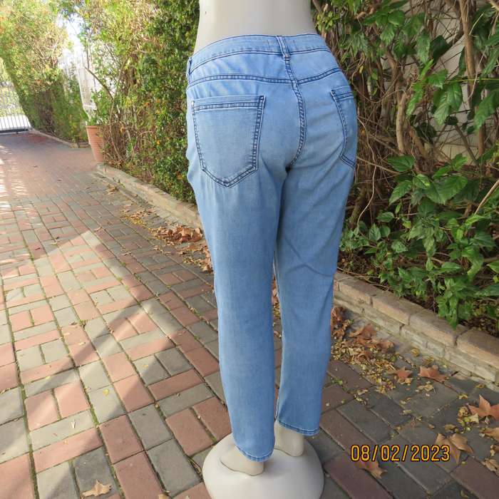 RE Boyfriend blue denim skinny leg jeans in stretch polycotton. Size 40