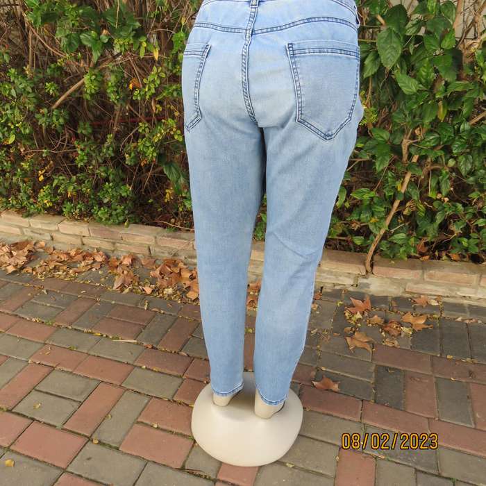 RE Boyfriend blue denim skinny leg jeans in stretch polycotton. Size 40