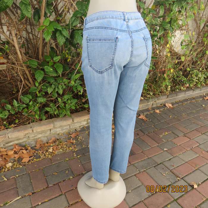 RE Boyfriend blue denim skinny leg jeans in stretch polycotton. Size 40
