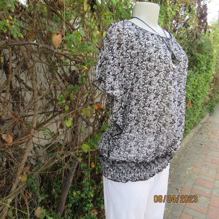 WOOLWORTHS black-white floral sheer polyester top. Wide short cut-on sleeves. Size 38