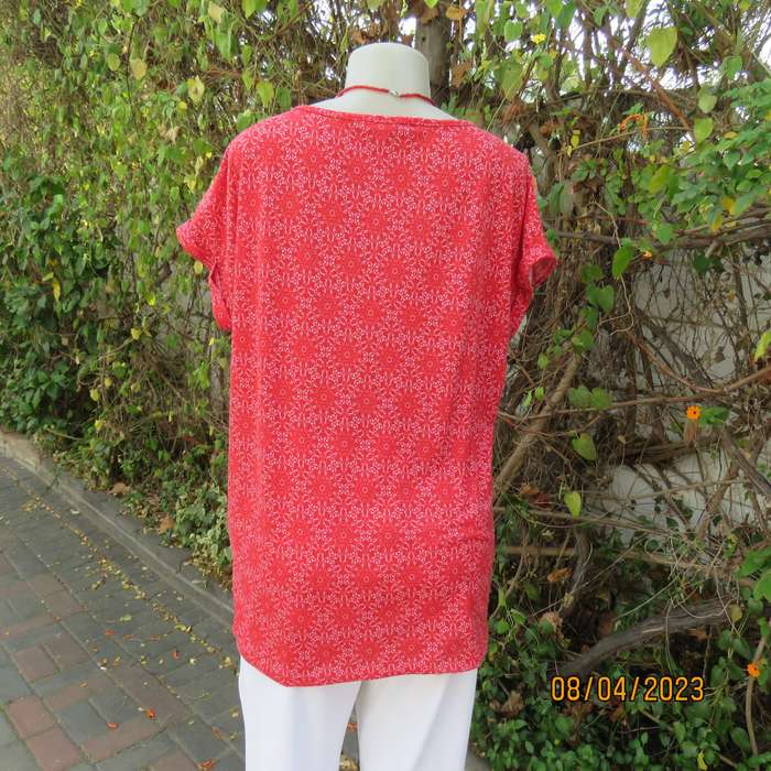 Red and white soft stretch polyester slip over top with tiny cut-on sleeves. Size 40
