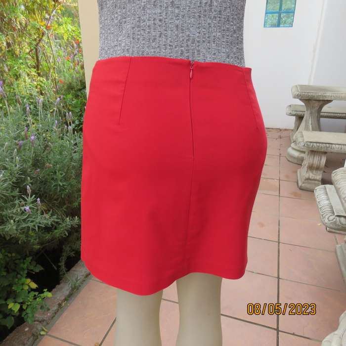 NEWS red poly-rayon stretch mini skirt Bandless with back zip .Size 36