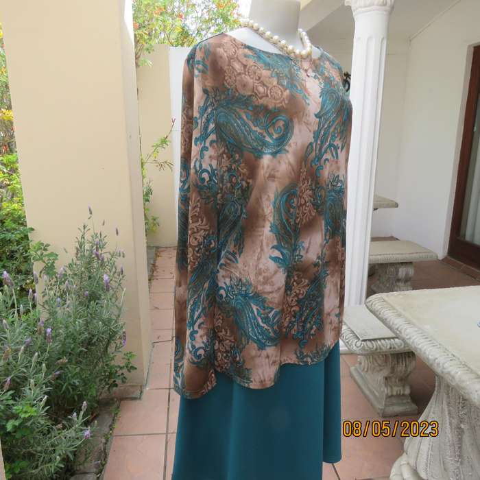 WOOLWORTHS baroque printed jade and cream long sleeve top in size 42.