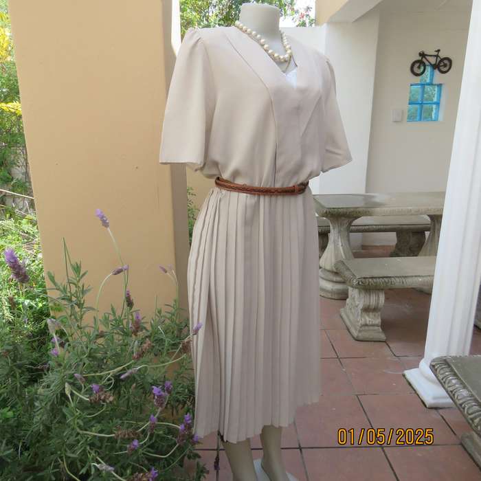 Vintage dress from 80's by WOOLWORTHS size 42/44. Ecru polyester. Perm.pleated botton. V neck