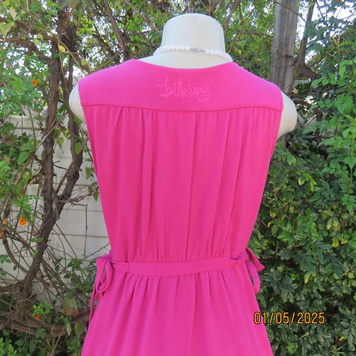Sexy magenta pink BILLABONG knee length size 38 poly/rayon stretch dress.V front. Side straps.As new