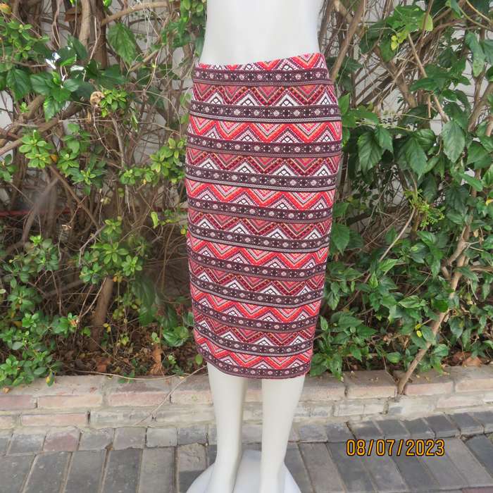Autumn colour horizontal graphic printed stretch textured polyester skirt. Size 44