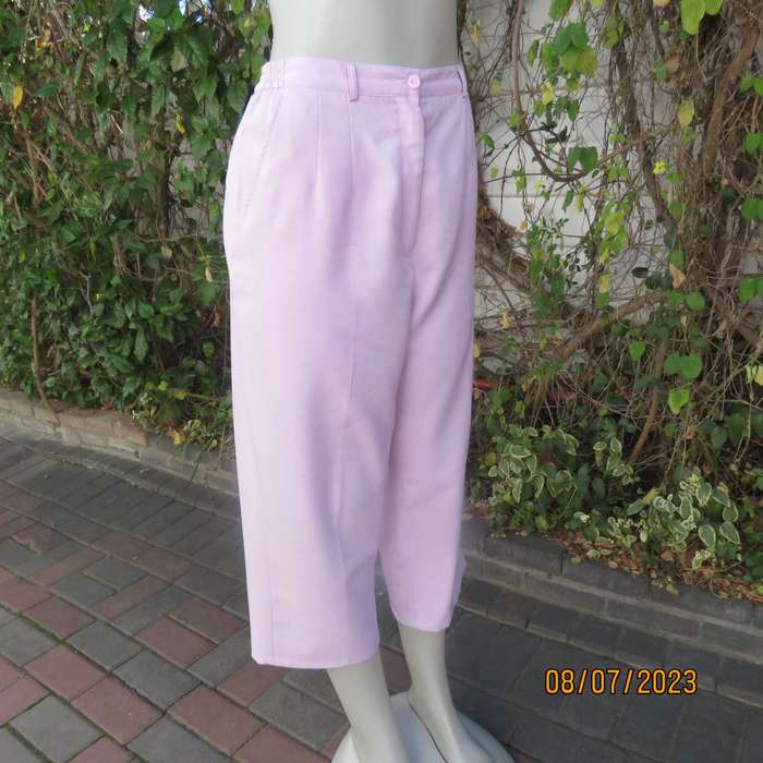 Light mauve pink ankle pants in polyester. Side pockets. Size 40 loose fit.