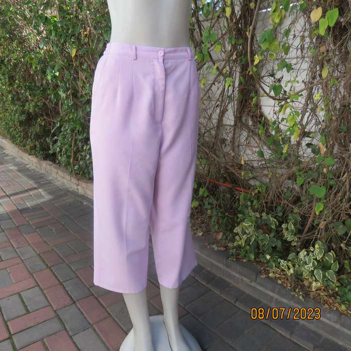 Light mauve pink ankle pants in polyester. Side pockets. Size 40 loose fit.